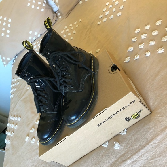 Dr. Martens Shoes - DR MARTENS